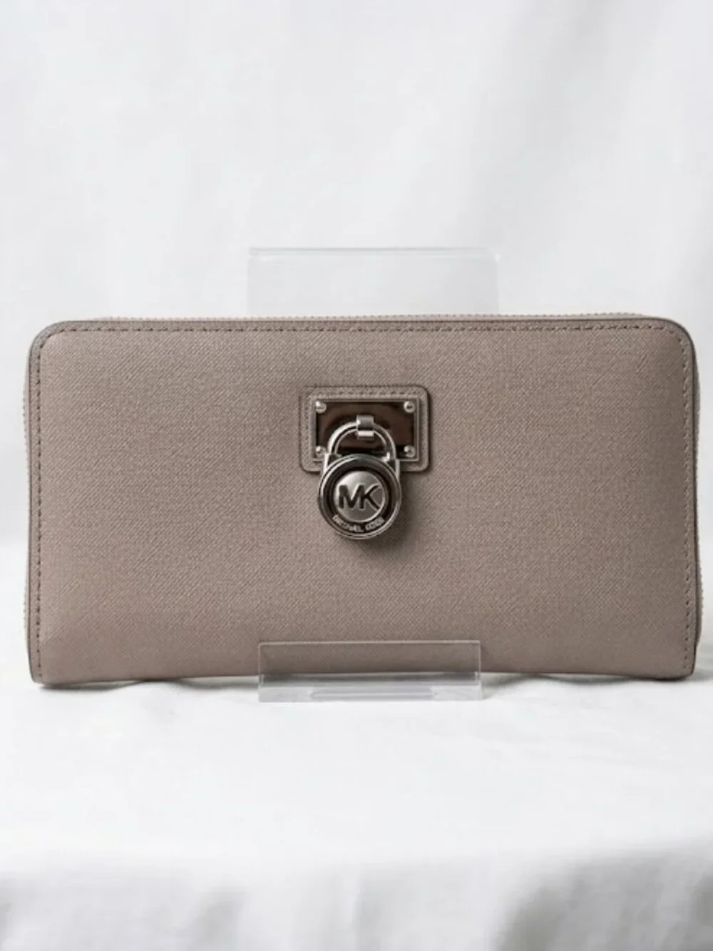 Michael Kors Hamilton Traveler Saffiano Leather Zip-Around Wallet Pearl Gray
